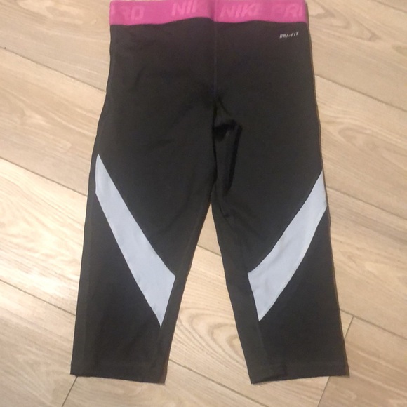 Nike Pro Women Dri Fit Athletic Capris - Picture 4 of 4